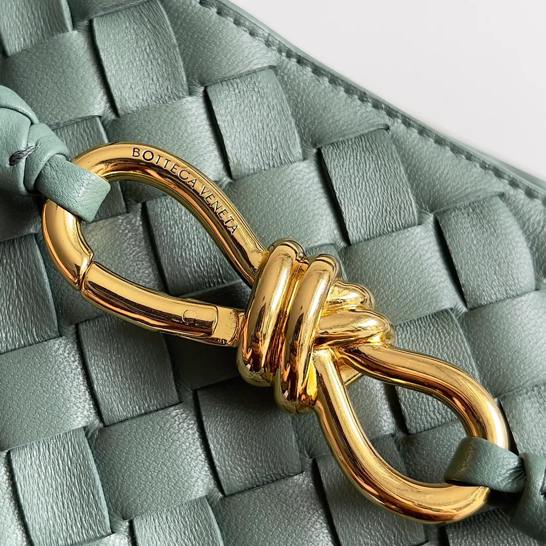 The 2023 new Andiamo batch of 1860 BV has been shipped‼ ️Really popular🔥The new Andiamo woven handbag launched by Bottega Veneta this season is really popular all over the world! ! Celebrities at home and abroad have worn it, and Oscar-winning actress Michelle Yeoh has taken it out on the street. Song Jia, Trai Yara, Yu Feihong, Sanji Ayaka, Rosie Hunting-Whiteley, Yoshioka Riho, etc. have all picked up this bag. It is classic and versatile, showing off its temperament, and the bag capacity is also large, which is very convenient for daily commuting! ! A variety of carrying methods, the shoulder straps can be adjusted by yourself, the original lambskin feels soft and delicate, and the neutral style is made to break gender boundaries and bring a more practical and longer-lasting use experience. Andiamo, which has both elegant and casual styles, perfectly interprets the true appearance of "fashionable old money style". Style number: 743568 Size: 25*22*10.5cm